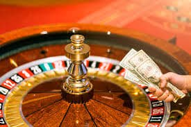 Meja Texas Poker dengan taruhan menengah untuk pemain berpengalaman